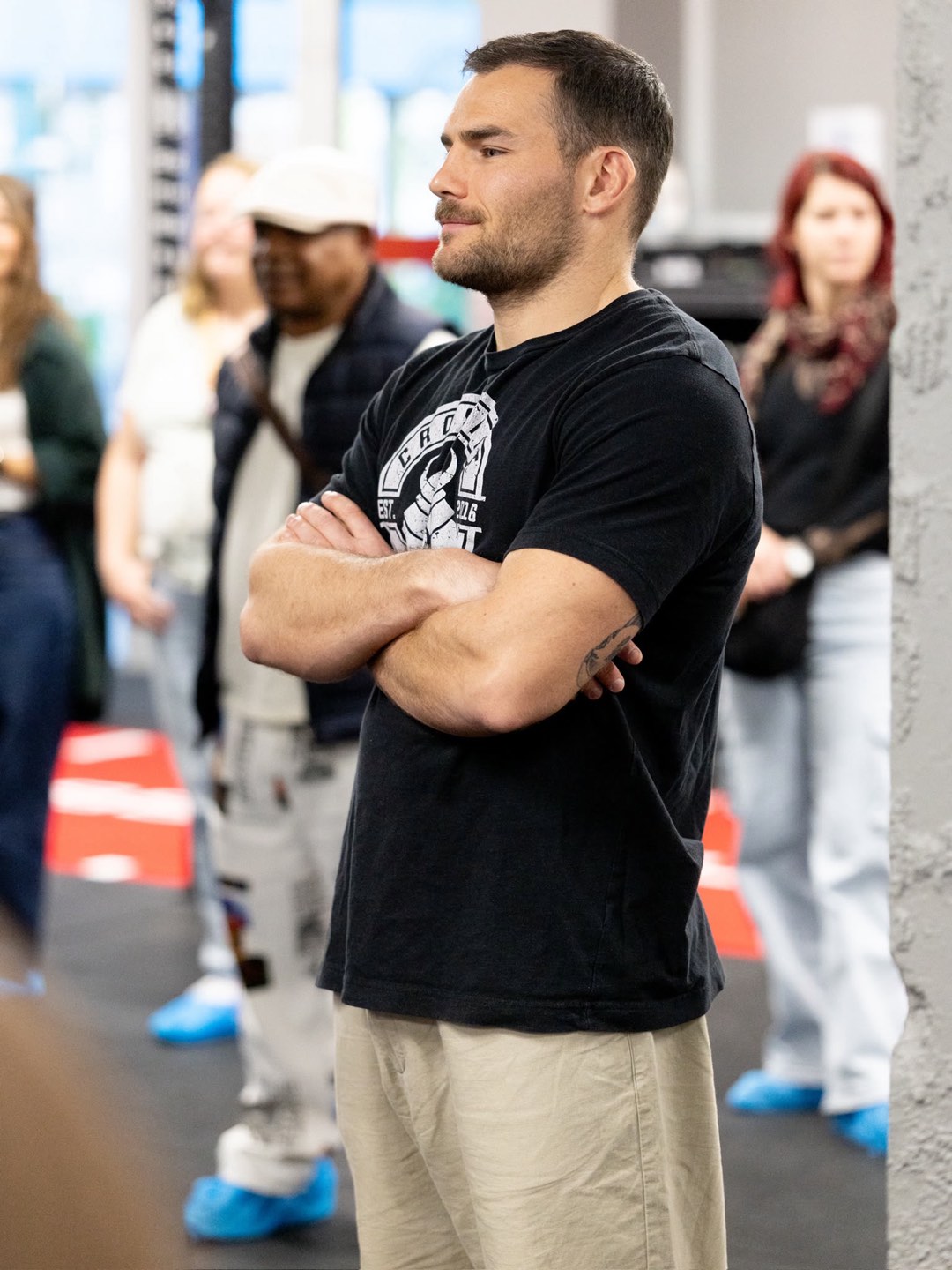 Clément Riallin, bras croisés, en séance à CrossFit Lausanne