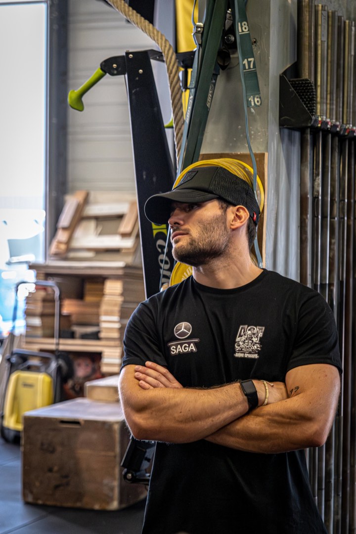 Clément Riallin, casquette et bras croisés, dans la salle