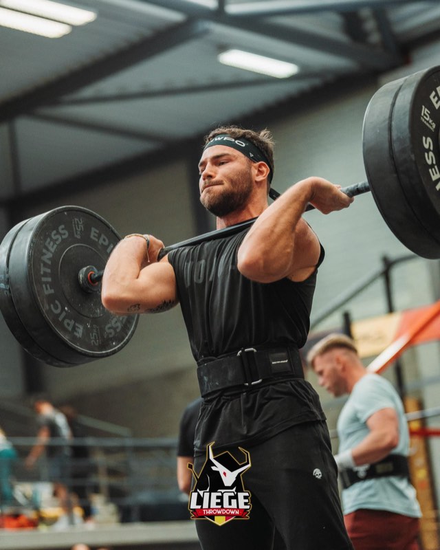 Clément Riallin, barre en appui sur les épaules, au Liège Throwdown