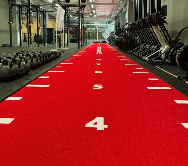 Piste de sprint rouge numérotée de CrossFit Lausanne